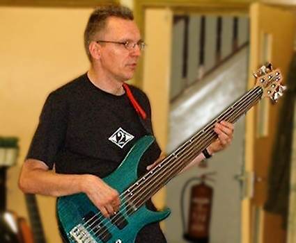 Andy plays Wulf's Fretless